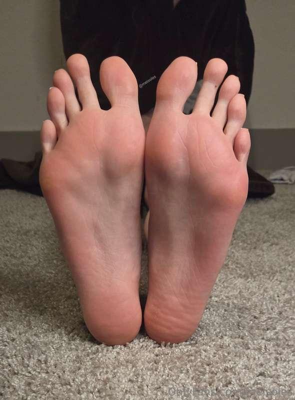 Like if you love big sexy feet 