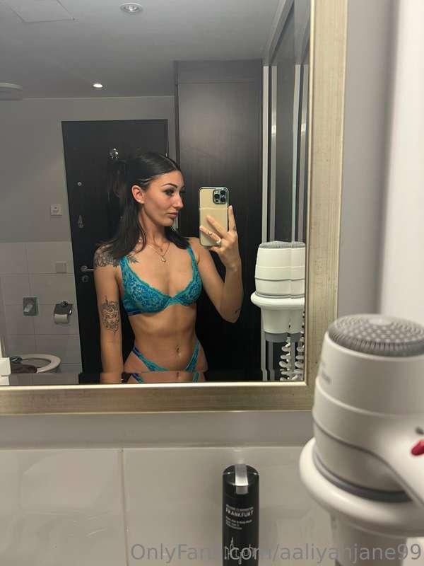 In my hotel room in Germany, who wants to see more 😍