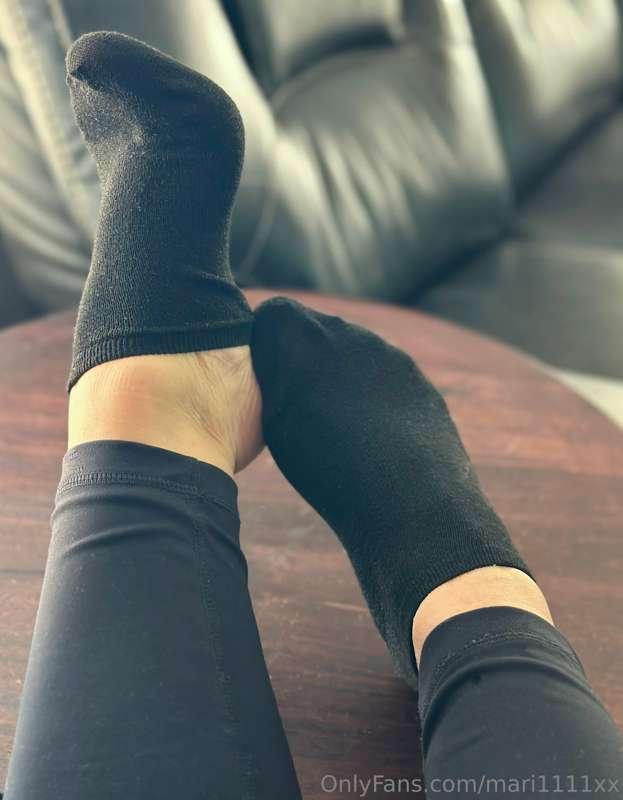 Cum love on my feet…they’ve missed you 😈👅🖤