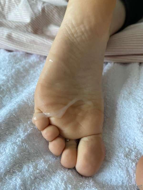 Cumshot on my soles🤭💦 My feet always get what they want😉