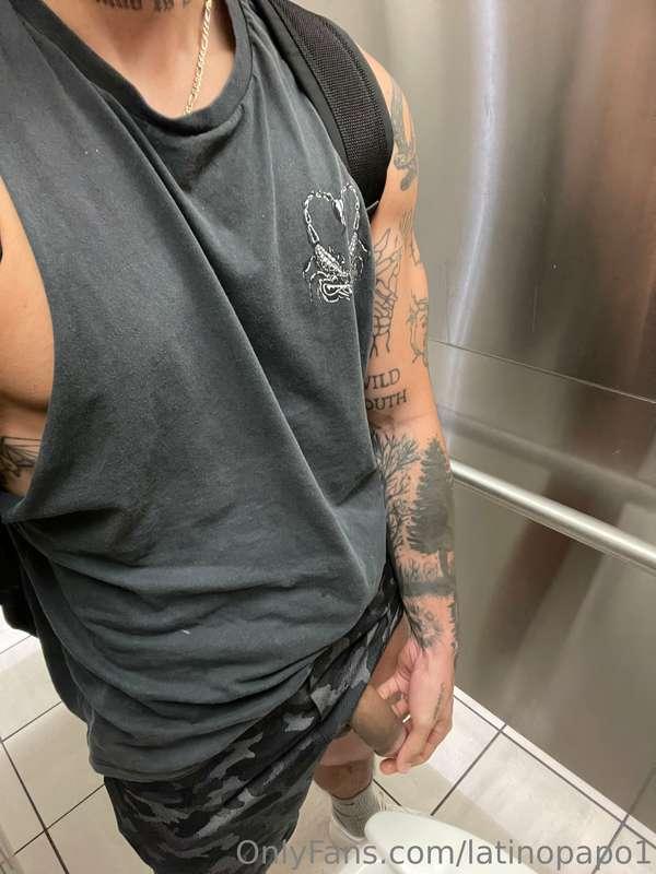 Had some airport bathroom fun 😈 Vid coming Wednesday 😛