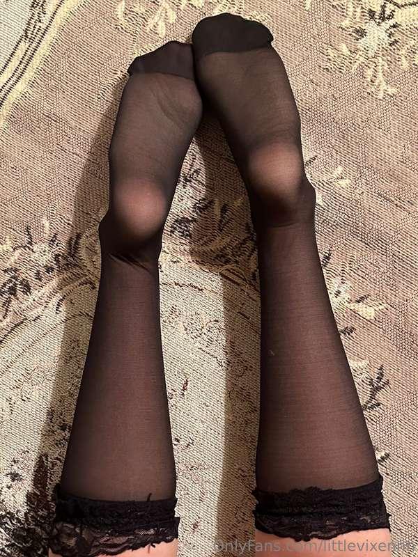 can you cum on my pretty feet pls ??