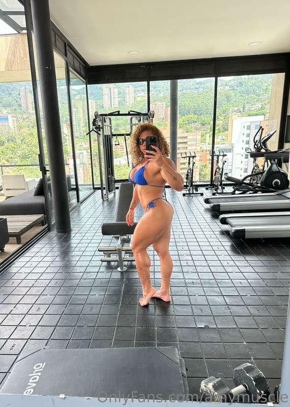 Getting a pump before a tinder date comes over, feeling supe..