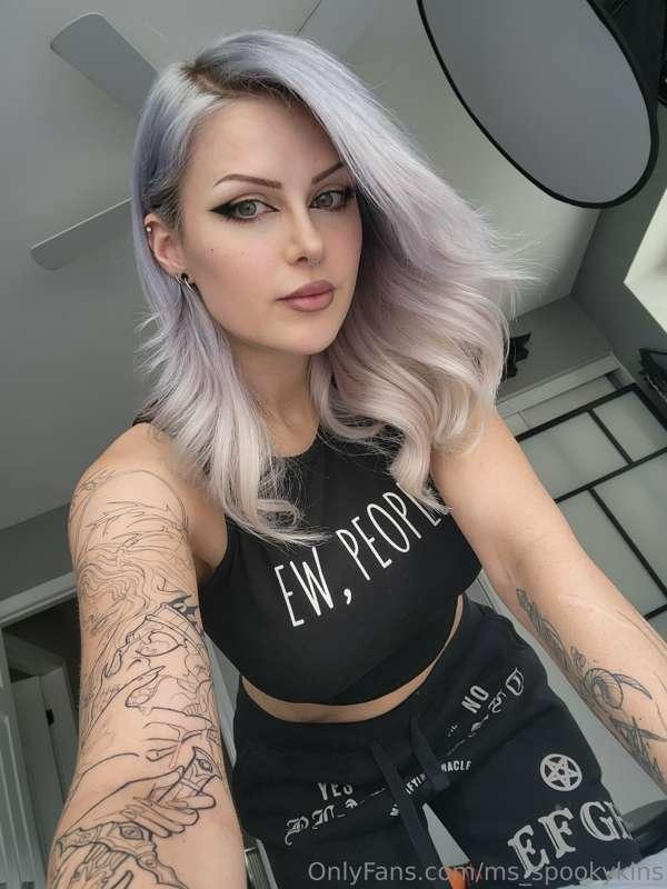 Hope you're having a great day 👻🖤