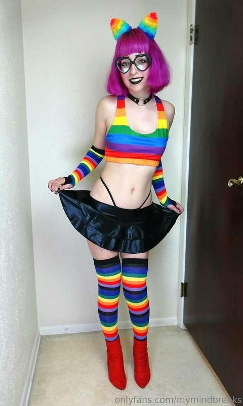 Rainbow kitty loves pussy and anal 😋