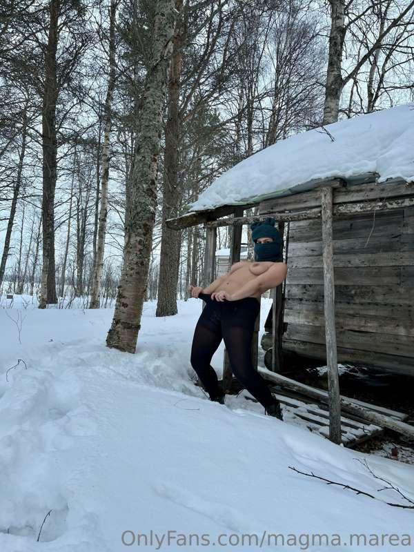 Spogliami in mezzo al bosco innevato 😏
Riceverai le foto in ..