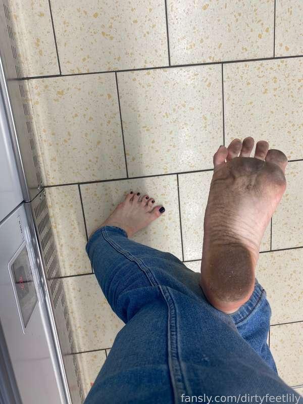 dirtyfeetlily image #1