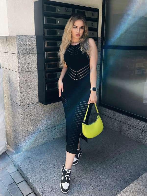 I love sunny days. 🥰What do you think about my dress?