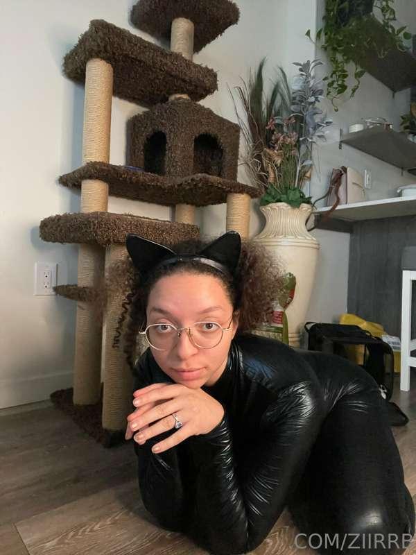 Miau🐈‍⬛ Comment if youd like this full bundle of sexy pics 😈