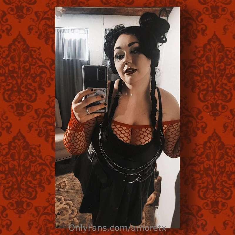 If I get $30 in tips I'll post a sexy video in this outfit t..