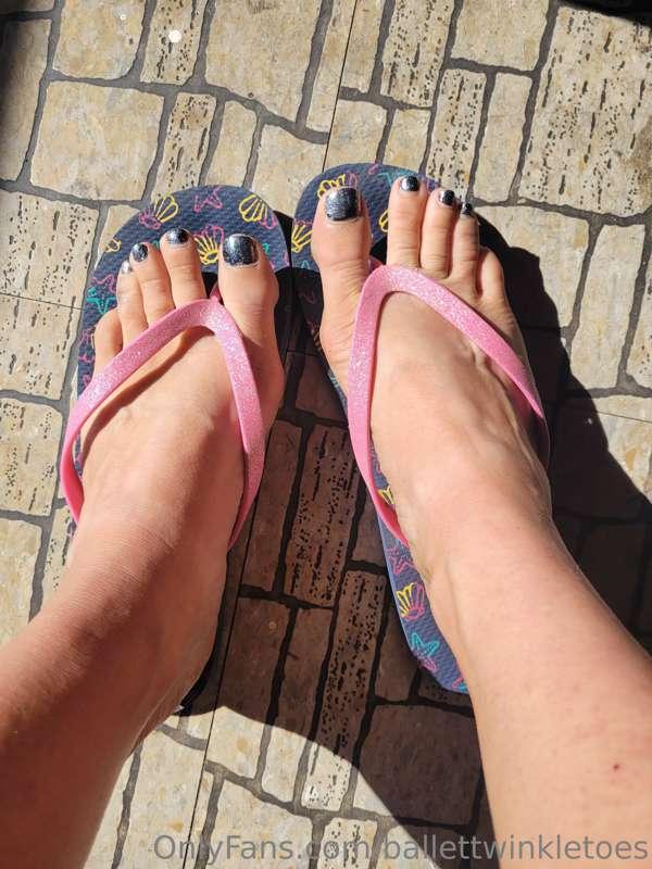 Sunny flip flops 🌞🩴🩴
