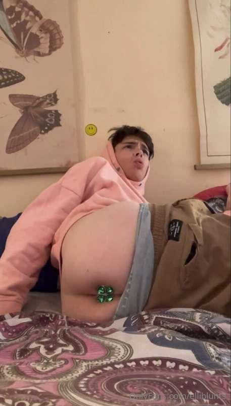 OH MY GOD I can’t believe my butt plug was stuck inside my t..