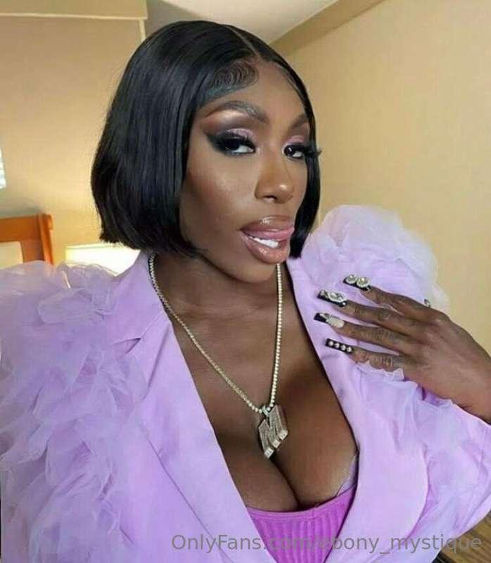 Hair ✔️, nails ✔️ makeup ✔️ who will mess it all up for me?