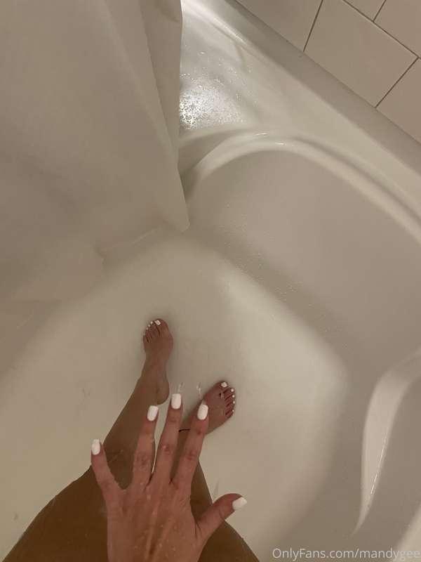 Survey time! How many of you love to see feet content? ❤️🦶
