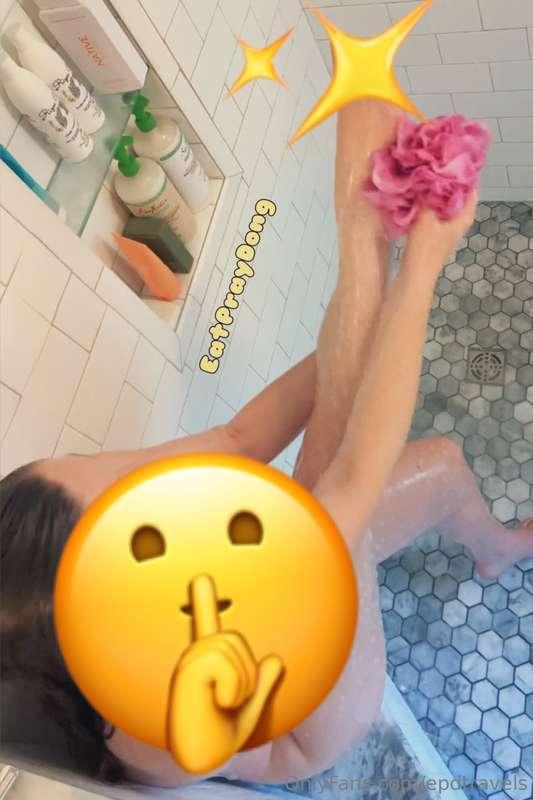 Lets have some fun in the shower 😉. Watch me lather up and c..