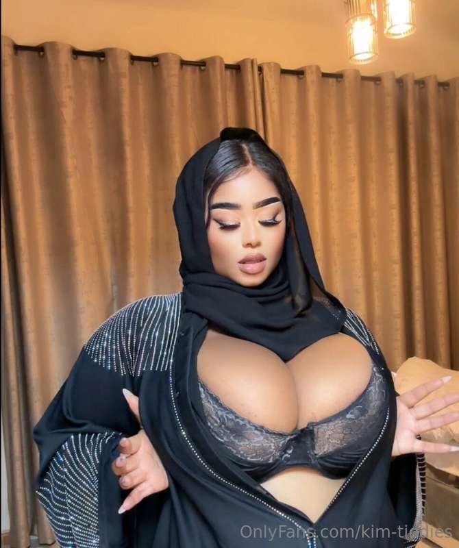 Giant tits under abaya & Hijab 🧕🏽 wanna see @taste-kimtiddie..