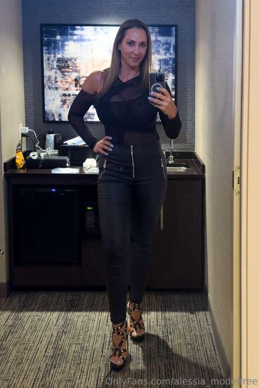 In Chicago for Exxxotica weekend as an exhibitor!! Have an a..
