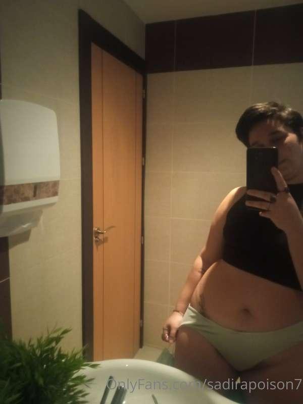 En los baños públicos. Este es el de mi fisioterapeuta. Te v..