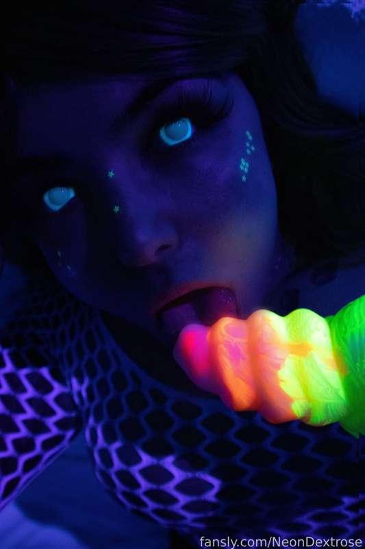 neondextrose image #2