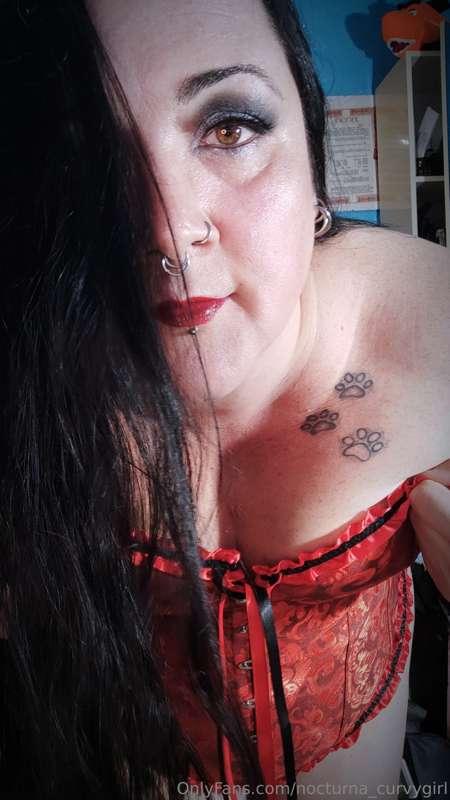 Rojo como el fuego que arde entre mis piernas cuando te veo...