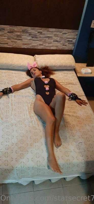 Quizas esta conejita sexy atadita en la cama puede sacarte l..