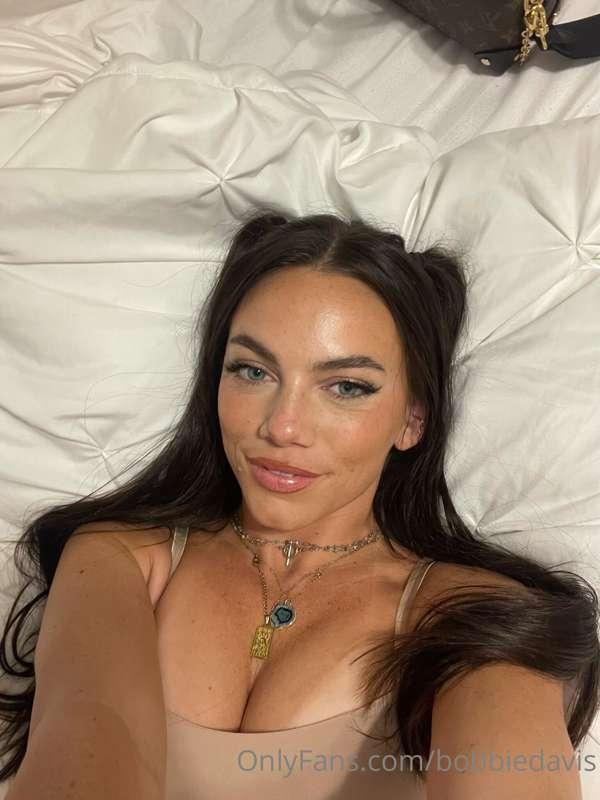 chat with me babe im bored 😘 I'll be in my DM 😏