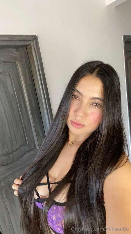 If this pic made you pause… imagine the convo in my DMs 😘