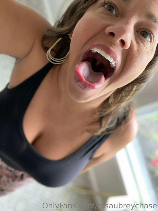 wanna cum hang out? 🗝️🖤