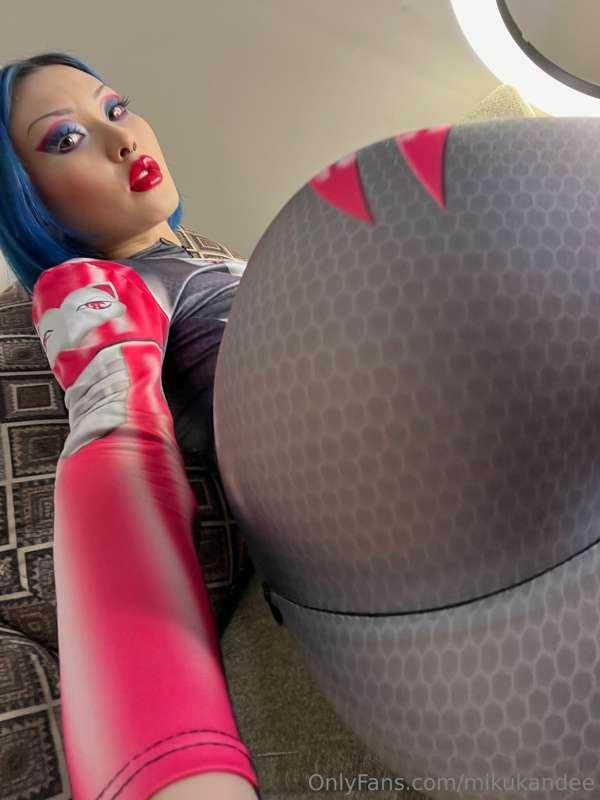 Im online! Let me show you something unbelievable! :3 Dms