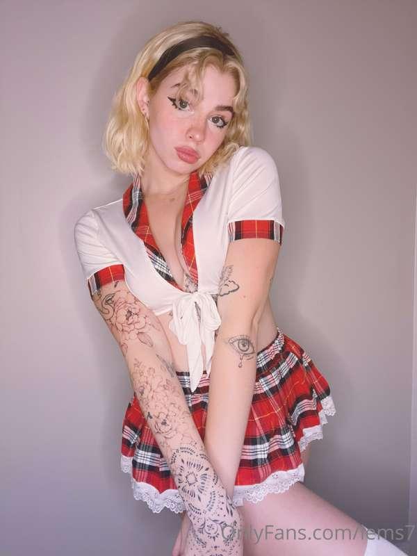 wanna see this school girl take it in the ass? 😘