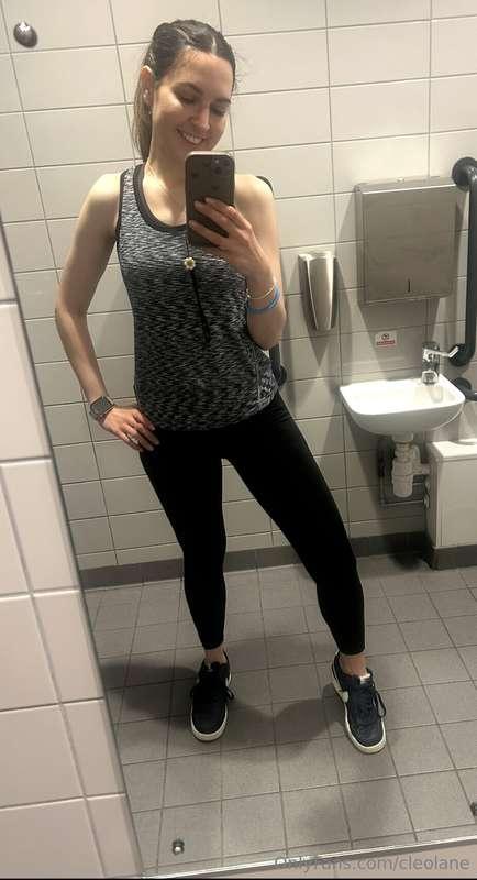 Selfie at the gym 💪 . I saw another girl posing like this an..