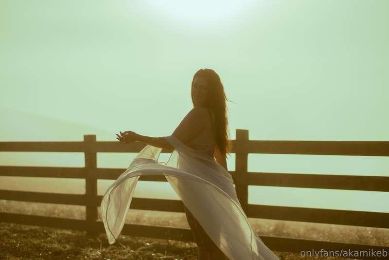 You know, I left my 35mm 1.4 lens on Lindsay's farm and shes..