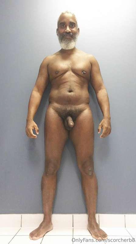 Full Frontal Friday!  #beard #musculardaddy #gay #feet #gayc..