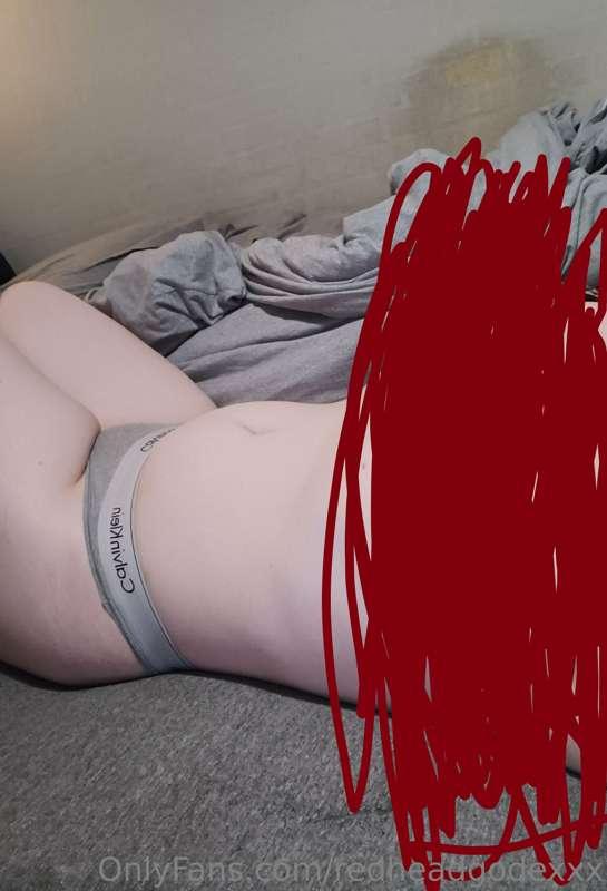 I'm horny and all alone in my bed on Valentinsday. Somebody ..