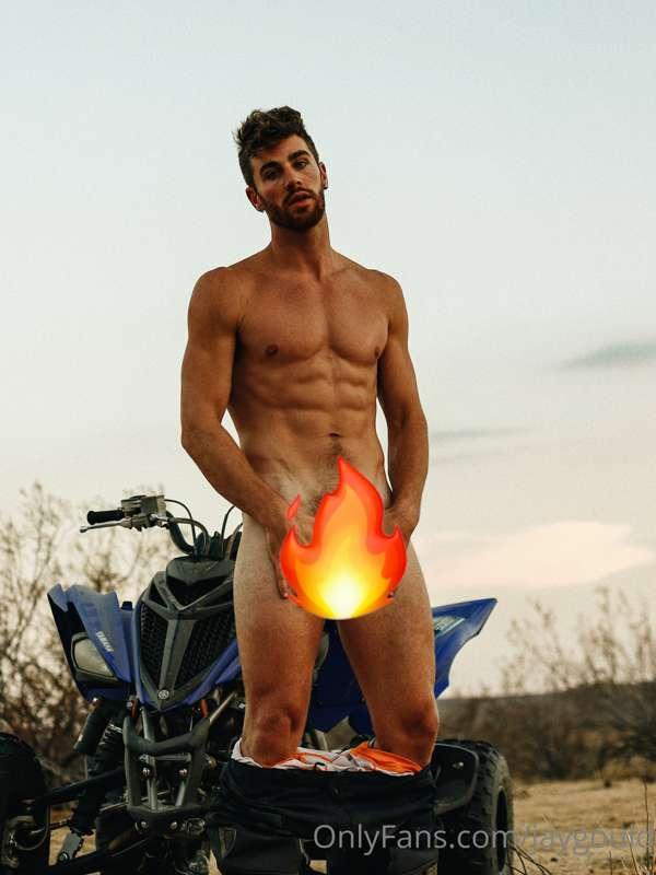 Tanning **NAKED**is the ONLY way…now who can help oil up thi..