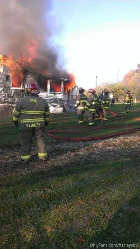 Lol a great shot of my firefighter behind in action a few ye..