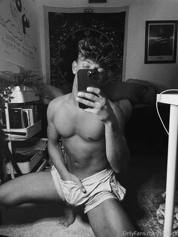 **Who else loves to hold their 🍆 like this** ?