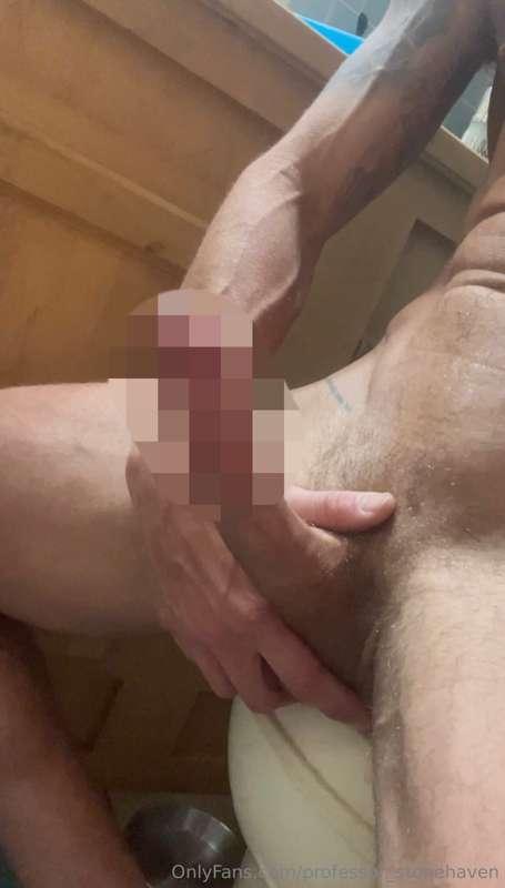 I would say my cock bends the perfect way… Straight up 🍆. Wh..