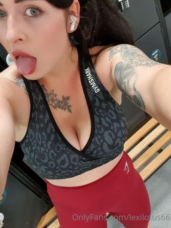 Sunday night gym session 
👀 Swipe right ➡️