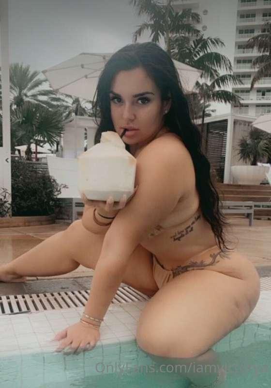 Play with this pussy all afternoon baby. DM me ;)