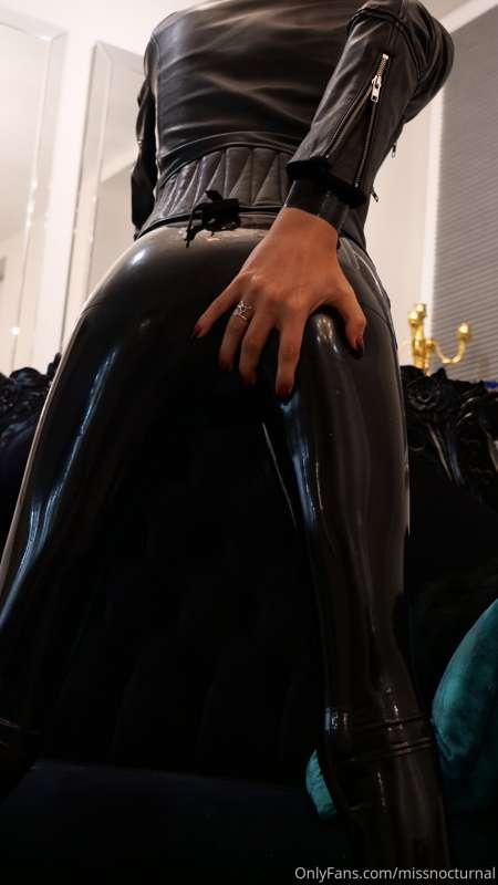 Leather jacket n ass shots ;)