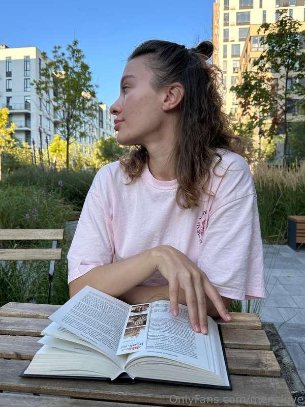 I'm a bookworm, hehehe, I don't part with a book even while ..