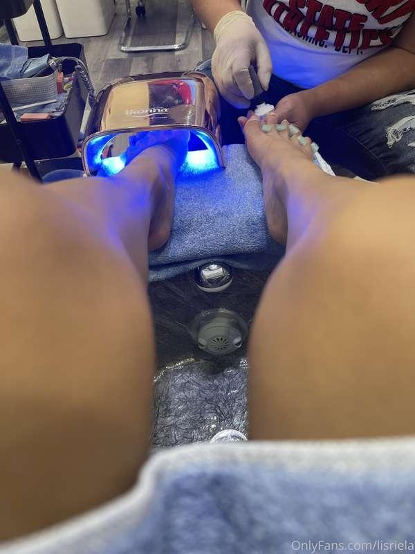 Getting my TOES done who wanna see em ? 😻