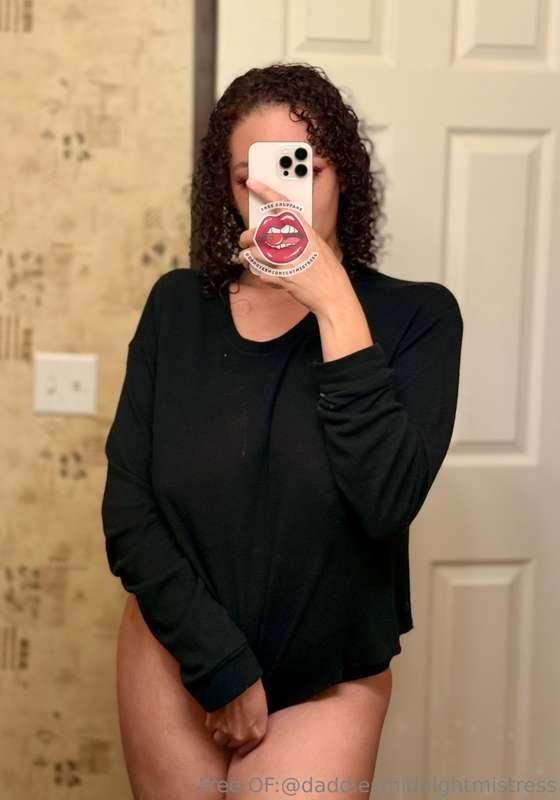 This shirt’s hiding way too much… convince me to take it off..