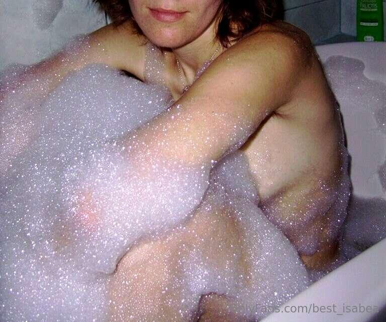 Sideboob and relax in the bubbles 🛁👀