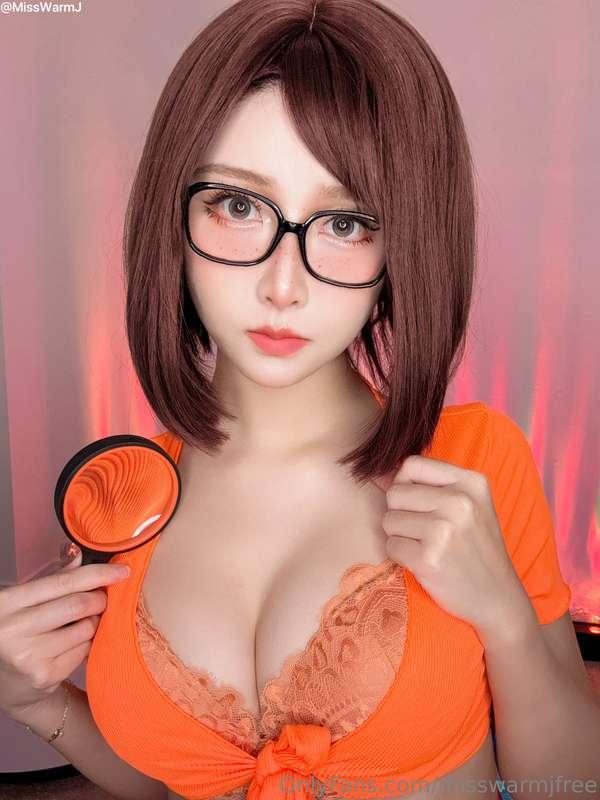 It’s spooky 👻 season 🔞🔎🎃🧡 I cosplayed Velma for you babes.Th..