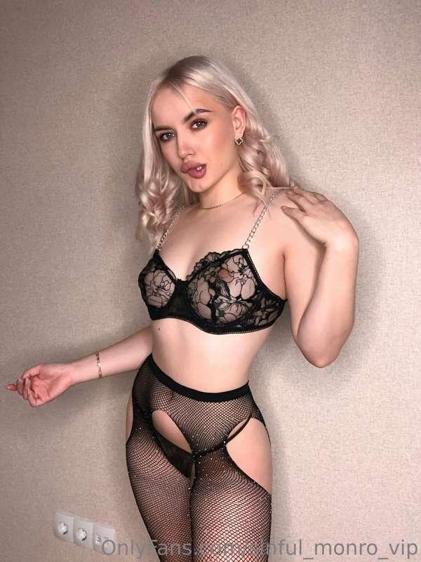 Who wants to see me take this off?🙈