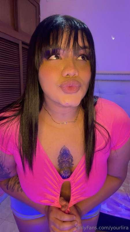 Can I borrow a kiss from you? 🙈