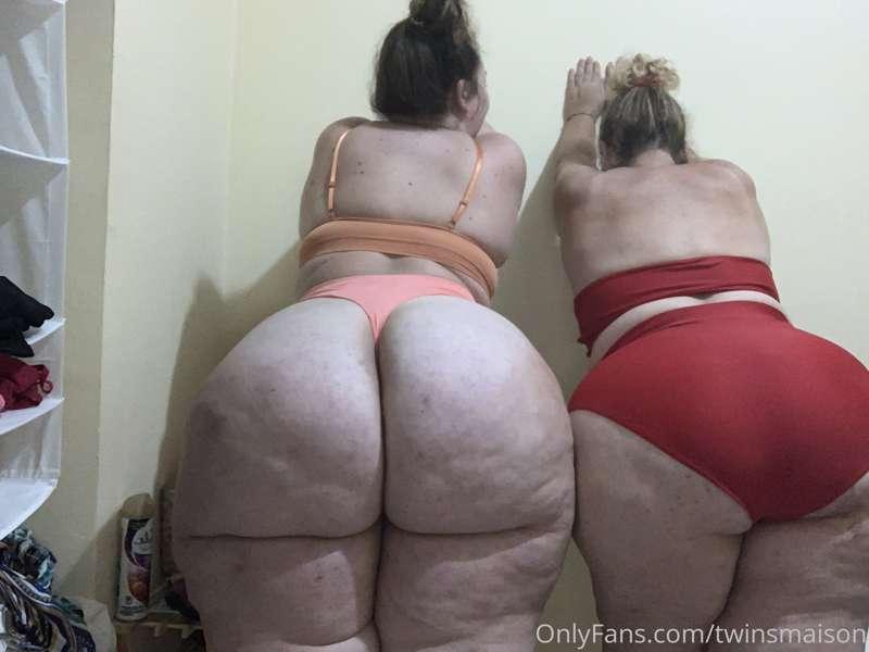 SHAKING AND SPREADING MY FAT ASS MY MOMMYYYY 🤫💕