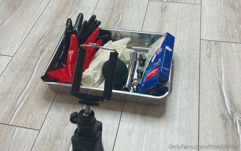 I want to finger your ass in my latex gloves